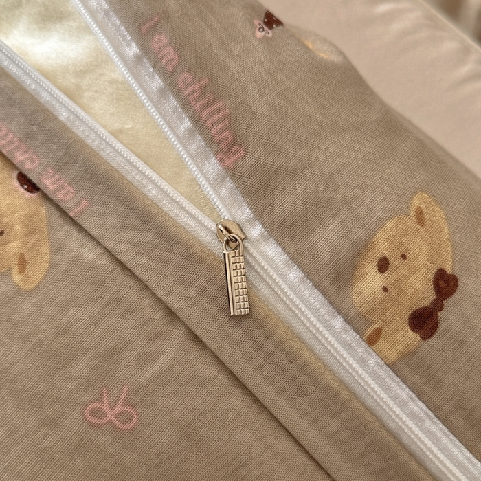 91家纺网 家纺一手货源 找家纺 呗旺鹿 2025新款A类母婴级全棉有氧双层纱印花四件套 帽子熊