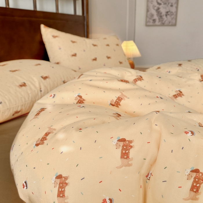 91家纺网 家纺一手货源 找家纺 呗旺鹿 2025新款A类母婴级全棉有氧双层纱印花四件套 蛋糕小狗