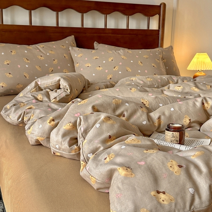 91家纺网 家纺一手货源 找家纺 呗旺鹿 2025新款A类母婴级全棉有氧双层纱印花四件套 帽子熊