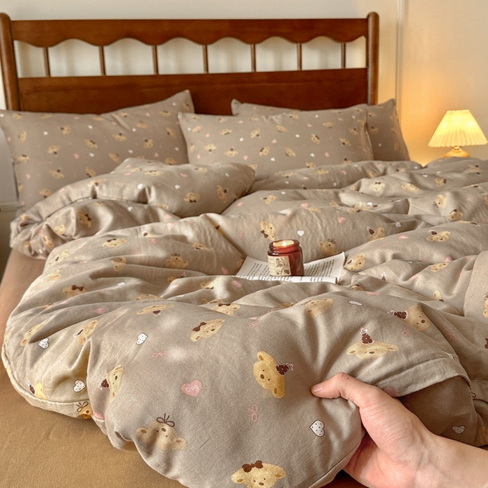 91家纺网 家纺一手货源 找家纺 呗旺鹿 2025新款A类母婴级全棉有氧双层纱印花四件套 帽子熊