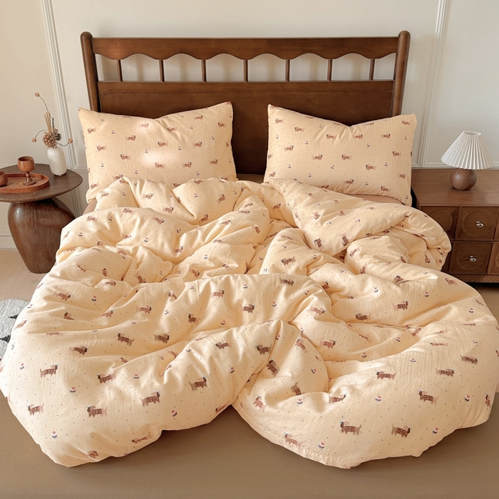 91家纺网 家纺一手货源 找家纺 呗旺鹿 2025新款A类母婴级全棉有氧双层纱印花四件套 蛋糕小狗