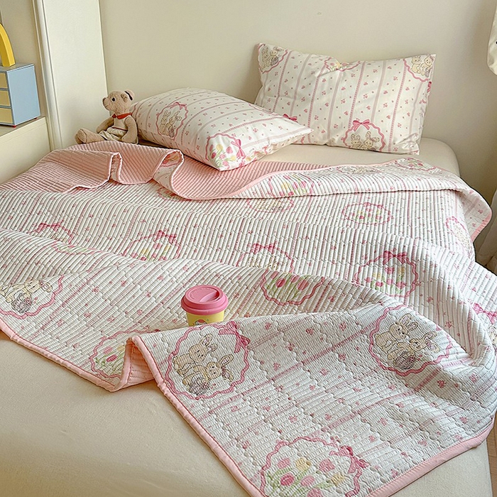 91家纺网 家纺一手货源 找家纺 希诺家居 2025新款全棉卡通小清新床盖三件套 床盖-粉兔酱