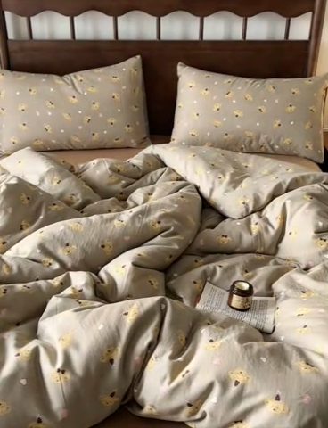 91家纺网 家纺一手货源 找家纺 呗旺鹿 2025新款A类母婴级全棉有氧双层纱印花四件套 帽子熊