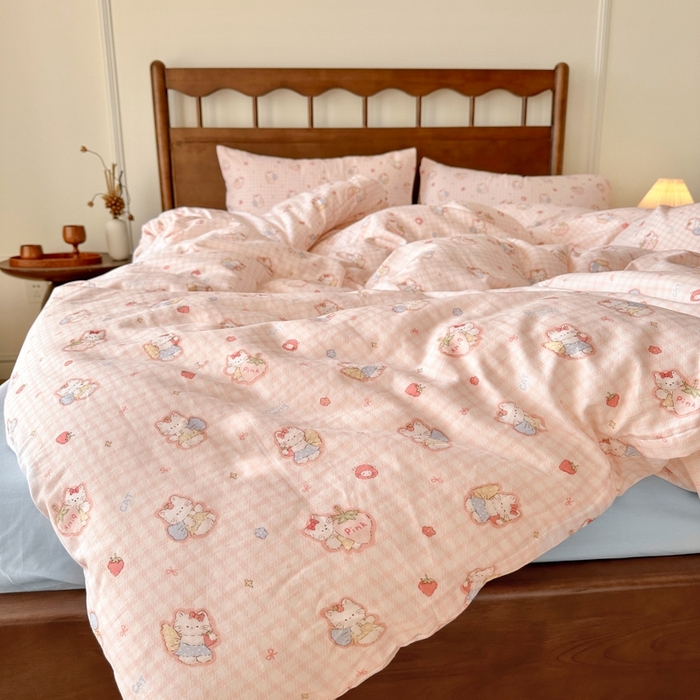 91家纺网 家纺一手货源 找家纺 呗旺鹿 2025新款A类母婴级全棉有氧双层纱印花四件套 草莓咪咪