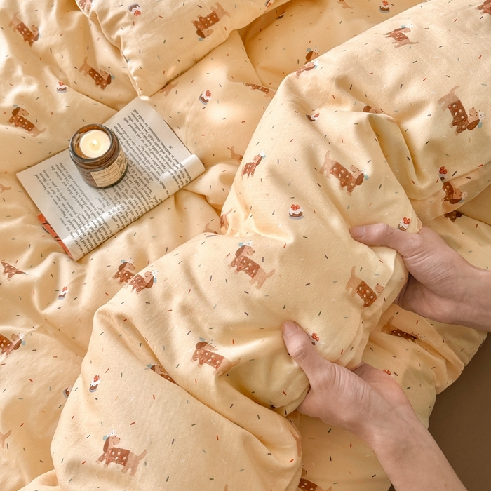 91家纺网 家纺一手货源 找家纺 呗旺鹿 2025新款A类母婴级全棉有氧双层纱印花四件套 蛋糕小狗