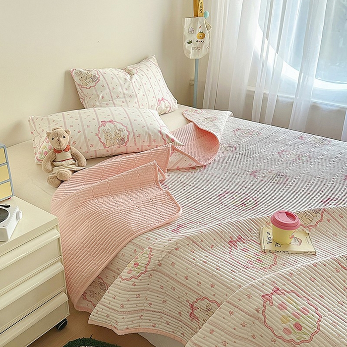 91家纺网 家纺一手货源 找家纺 希诺家居 2025新款全棉卡通小清新床盖三件套 床盖-粉兔酱