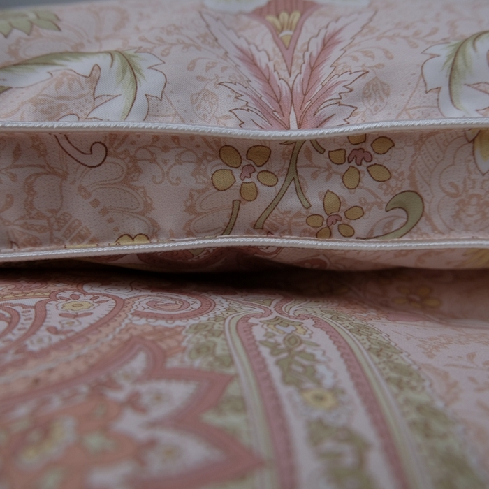 91家纺网 家纺一手货源 找家纺 卡迪亚家纺 2025新款米兰达白鹅被469羽魅系列被子被芯 羽魅日本粉