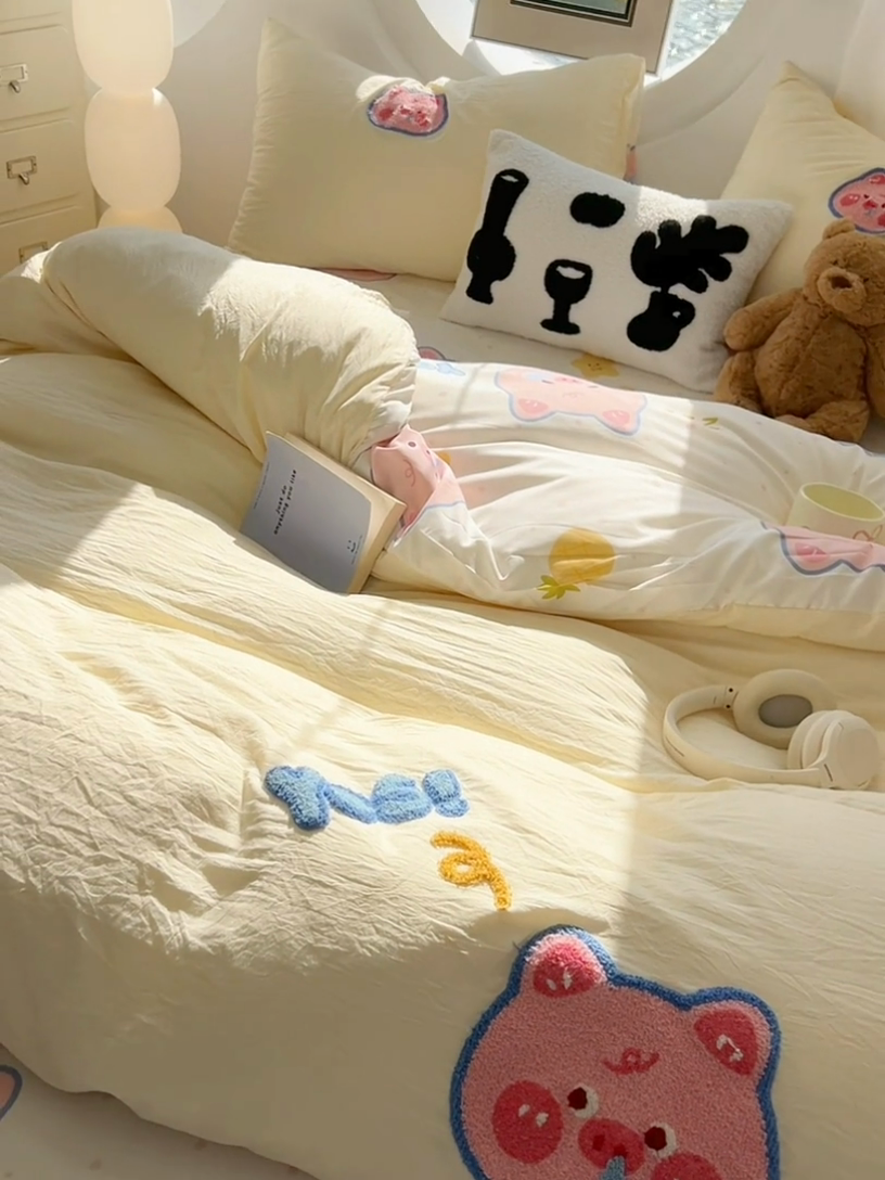 91家纺网 家纺一手货源 找家纺 韩巢家纺 2025新款大版水洗棉皱皱纱毛巾绣四件套(提供卖家秀) 困困小猪