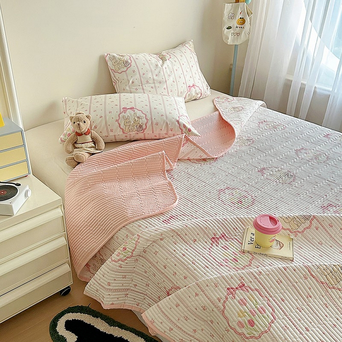 91家纺网 家纺一手货源 找家纺 希诺家居 2025新款全棉卡通小清新床盖三件套 床盖-粉兔酱