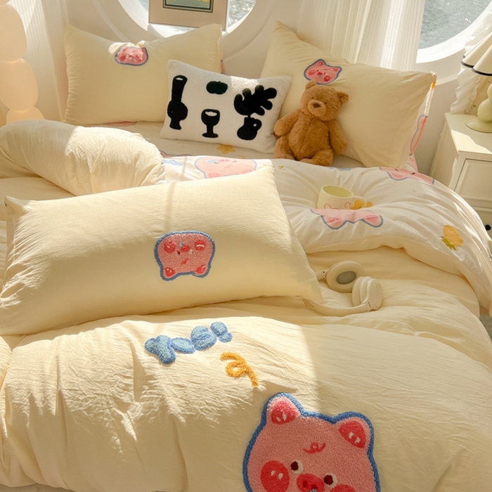 91家纺网 家纺一手货源 找家纺 韩巢家纺 2025新款大版水洗棉皱皱纱毛巾绣四件套(提供卖家秀) 困困小猪