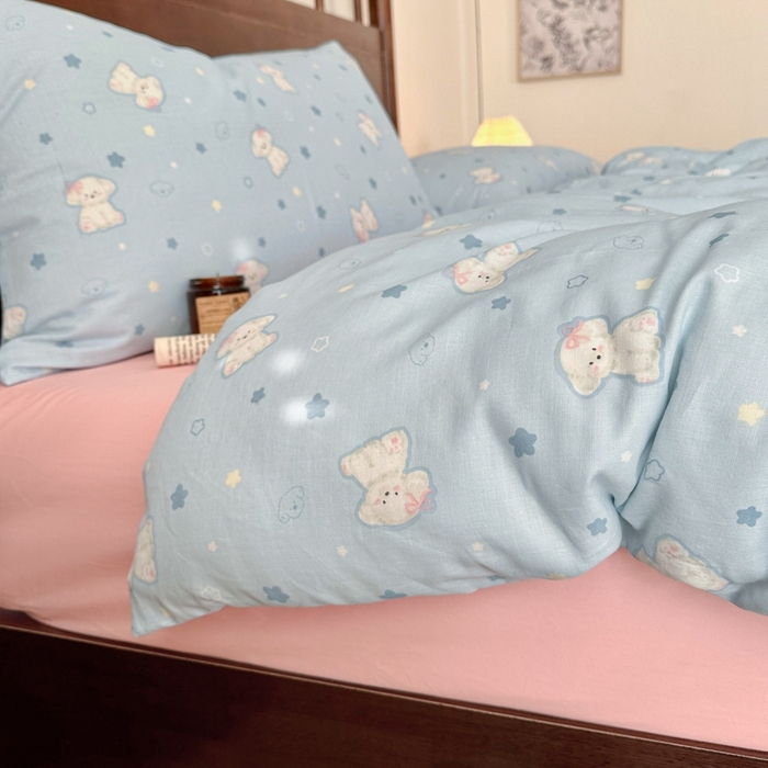 91家纺网 家纺一手货源 找家纺 呗旺鹿 2025新款A类母婴级全棉有氧双层纱印花四件套 星星狗蓝