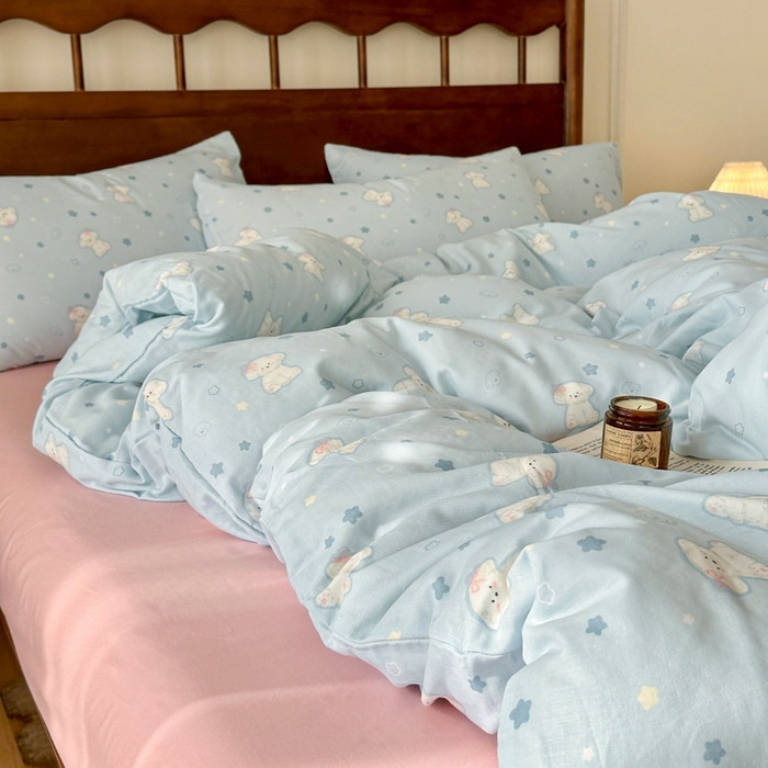 91家纺网 家纺一手货源 找家纺 呗旺鹿 2025新款A类母婴级全棉有氧双层纱印花四件套 星星狗蓝