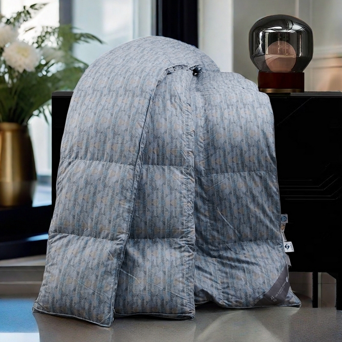 91家纺网 家纺一手货源 找家纺 卡迪亚家纺 2025新款米兰达白鹅被469羽魅系列被子被芯 羽魅玛丽蓝