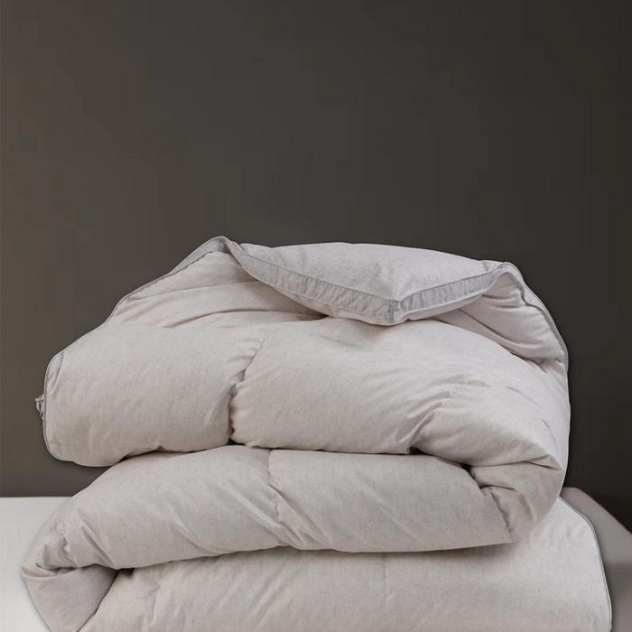 91家纺网 家纺一手货源 找家纺 卡迪亚家纺 2025新款米兰达白鹅被469羽魅系列被子被芯 羽魅灰