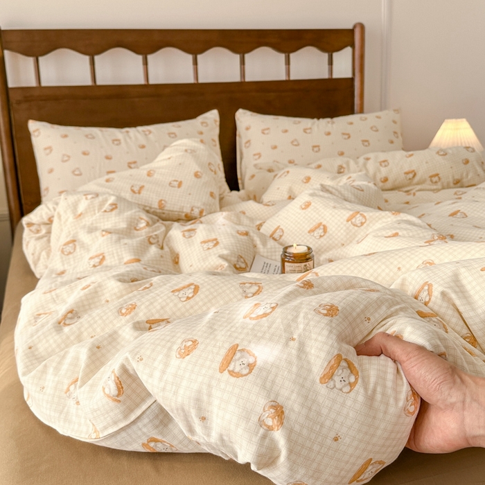 91家纺网 家纺一手货源 找家纺 呗旺鹿 2025新款A类母婴级全棉有氧双层纱印花四件套 夹心小熊