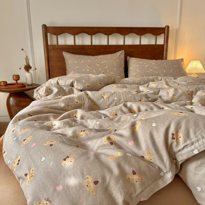 91家纺网 家纺一手货源 找家纺 呗旺鹿 2025新款A类母婴级全棉有氧双层纱印花四件套 帽子熊