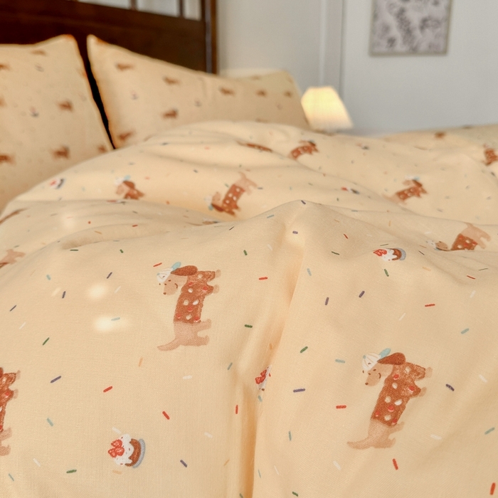 91家纺网 家纺一手货源 找家纺 呗旺鹿 2025新款A类母婴级全棉有氧双层纱印花四件套 蛋糕小狗