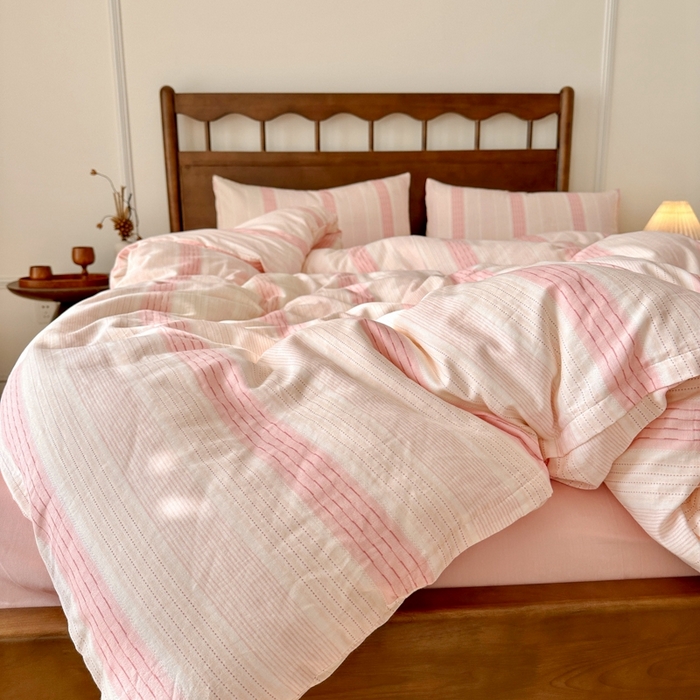 91家纺网 家纺一手货源 找家纺 呗旺鹿 2025新款A类母婴级全棉有氧双层纱印花四件套 川纱粉