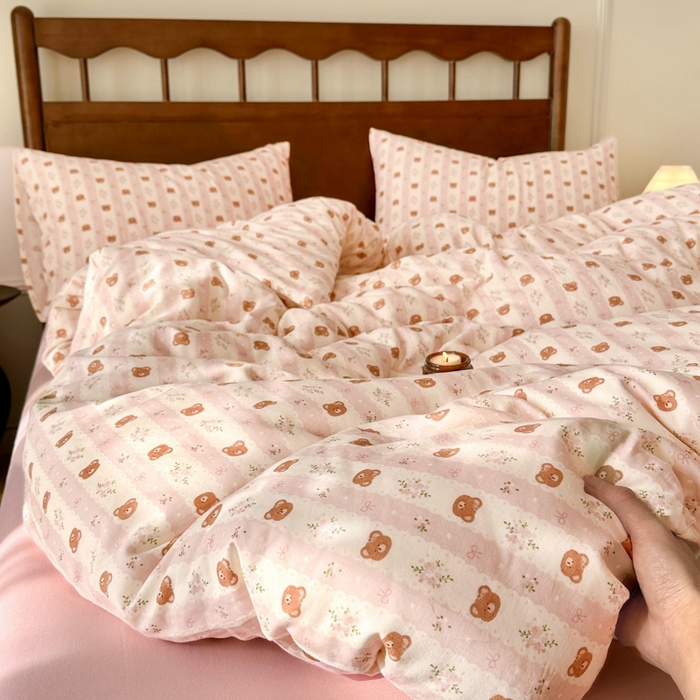 91家纺网 家纺一手货源 找家纺 呗旺鹿 2025新款A类母婴级全棉有氧双层纱印花四件套 条纹小熊粉