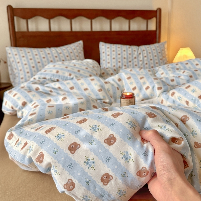 91家纺网 家纺一手货源 找家纺 呗旺鹿 2025新款A类母婴级全棉有氧双层纱印花四件套 条纹小熊