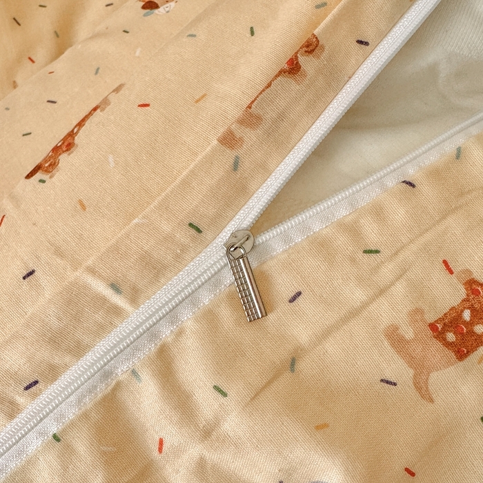 91家纺网 家纺一手货源 找家纺 呗旺鹿 2025新款A类母婴级全棉有氧双层纱印花四件套 蛋糕小狗