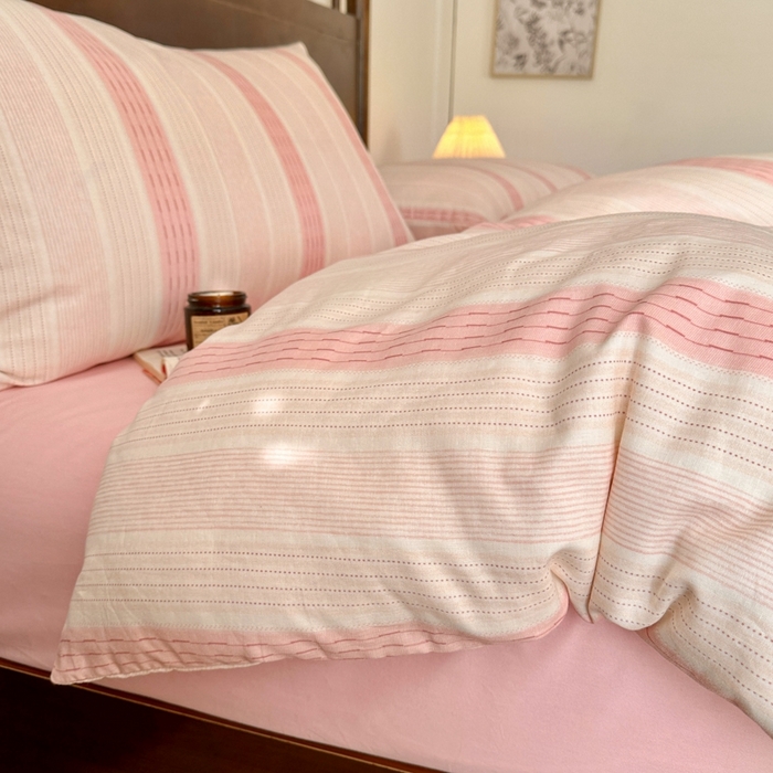 91家纺网 家纺一手货源 找家纺 呗旺鹿 2025新款A类母婴级全棉有氧双层纱印花四件套 川纱粉