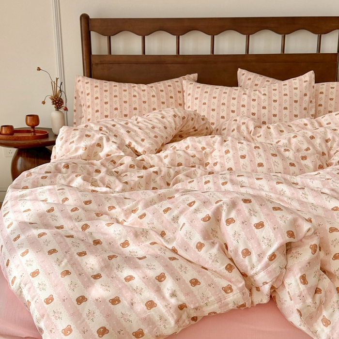 91家纺网 家纺一手货源 找家纺 呗旺鹿 2025新款A类母婴级全棉有氧双层纱印花四件套 条纹小熊粉