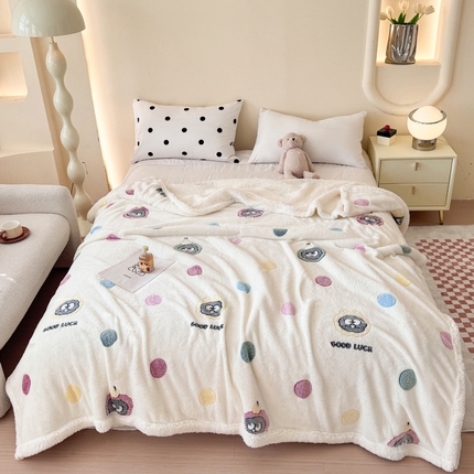 91家纺网 家纺一手货源 找家纺 恋佳居 2025新款羊羔绒包边雪花绒小清新毛毯 波点煤球