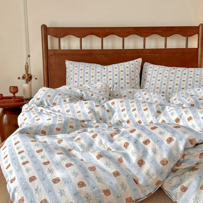 91家纺网 家纺一手货源 找家纺 呗旺鹿 2025新款A类母婴级全棉有氧双层纱印花四件套 条纹小熊