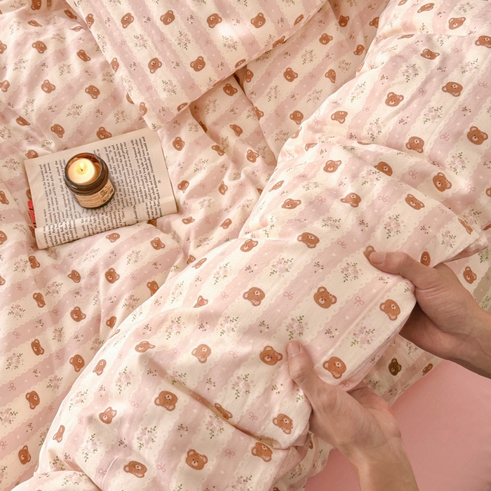 91家纺网 家纺一手货源 找家纺 呗旺鹿 2025新款A类母婴级全棉有氧双层纱印花四件套 条纹小熊粉