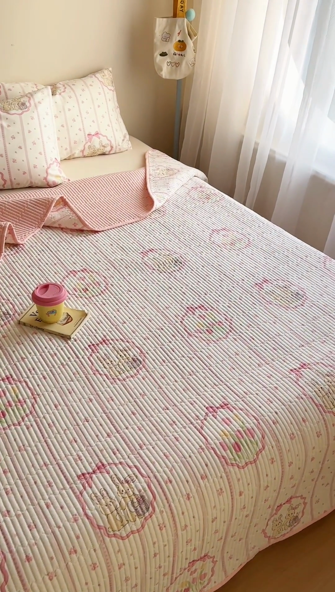 91家纺网 家纺一手货源 找家纺 希诺家居 2025新款全棉卡通小清新床盖三件套 床盖-粉兔酱