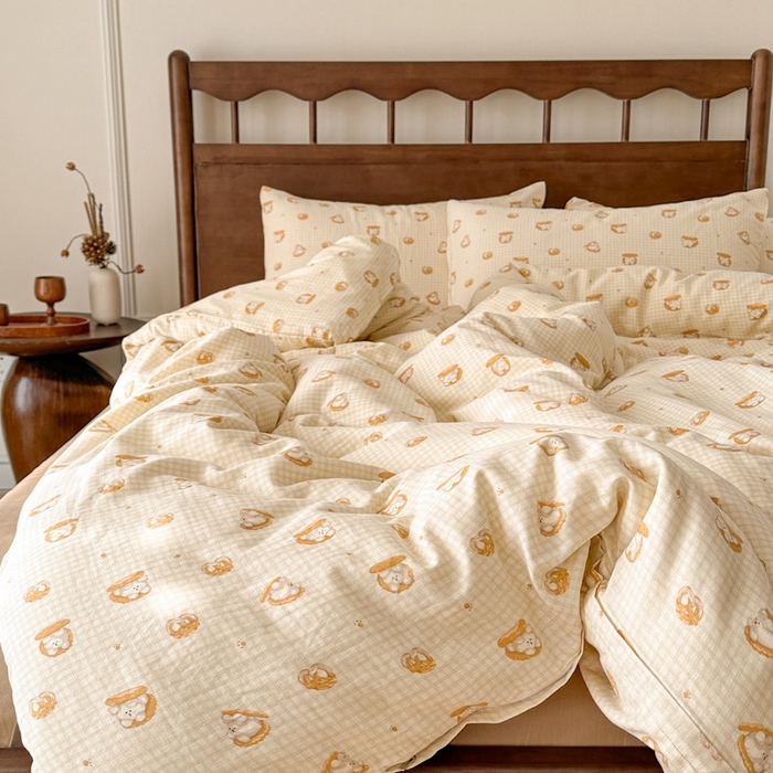 91家纺网 家纺一手货源 找家纺 呗旺鹿 2025新款A类母婴级全棉有氧双层纱印花四件套 夹心小熊