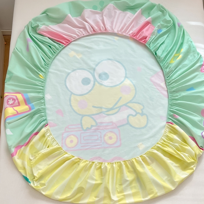 91家纺网 家纺一手货源 找家纺 暮思家居 2025新款正版授权三丽鸥大阪全棉数码印花纯棉单品床笠（第二批） A版-可爱大眼蛙