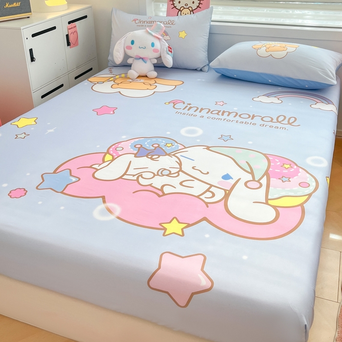 91家纺网 家纺一手货源 找家纺 暮思家居 2025新款正版授权三丽鸥大阪全棉数码印花纯棉单品床笠（第二批） A版-彩虹大耳狗