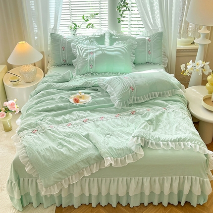 91家纺网 家纺一手货源 找家纺 （总）舒咪欧 2025新款床裙床盖款泡泡纱纯色韩版绣花水洗棉花边法式公主风夏被四件套