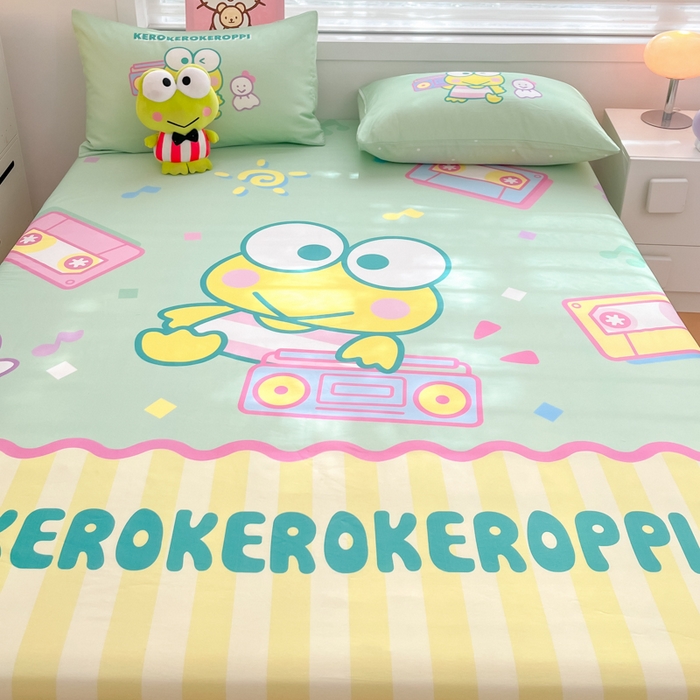 91家纺网 家纺一手货源 找家纺 暮思家居 2025新款正版授权三丽鸥大阪全棉数码印花纯棉单品床笠（第二批） A版-可爱大眼蛙