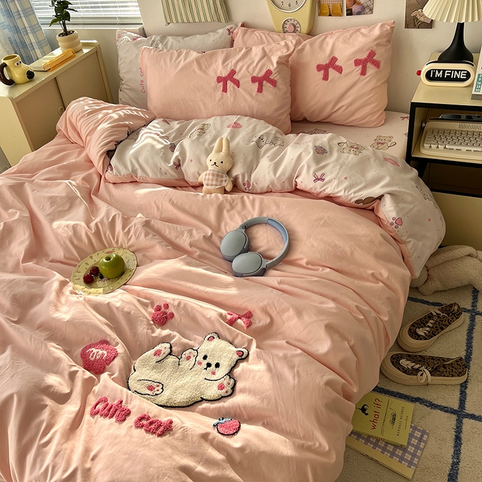 91家纺网 家纺一手货源 找家纺 原素 2025新款萌到心窝窝的毛巾绣四件套 酣睡懒猫