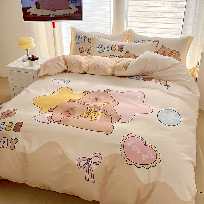 91家纺网 家纺一手货源 找家纺 （总）浩诚 2025新款专版卡皮巴拉纯棉全棉卡通大版四件套-原创水豚卡卡【 提供买家秀 】