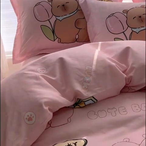 91家纺网 家纺一手货源 找家纺 浩诚 2025新款专版卡皮巴拉纯棉全棉卡通大版四件套-原创水豚卡卡【 提供买家秀 】 幸运巴拉