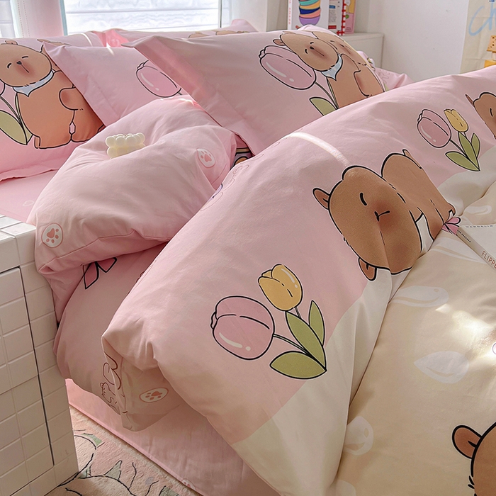 91家纺网 家纺一手货源 找家纺 浩诚 2025新款专版卡皮巴拉纯棉全棉卡通大版四件套-原创水豚卡卡【 提供买家秀 】 幸运巴拉