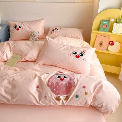 91家纺网 家纺一手货源 找家纺 （总）泽西家纺 2025新款A类全棉四件套13376卡通毛巾绣纯棉三件套甜甜家族系列