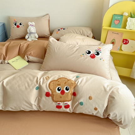 91家纺网 家纺一手货源 找家纺 （总）泽西家纺 2025新款A类全棉四件套13376卡通毛巾绣纯棉三件套甜甜家族系列