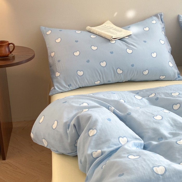 91家纺网 家纺一手货源 找家纺 2025新款A类母婴级有氧全棉纯棉双层纱纯棉印花四件套 场景一 梦幻爱心