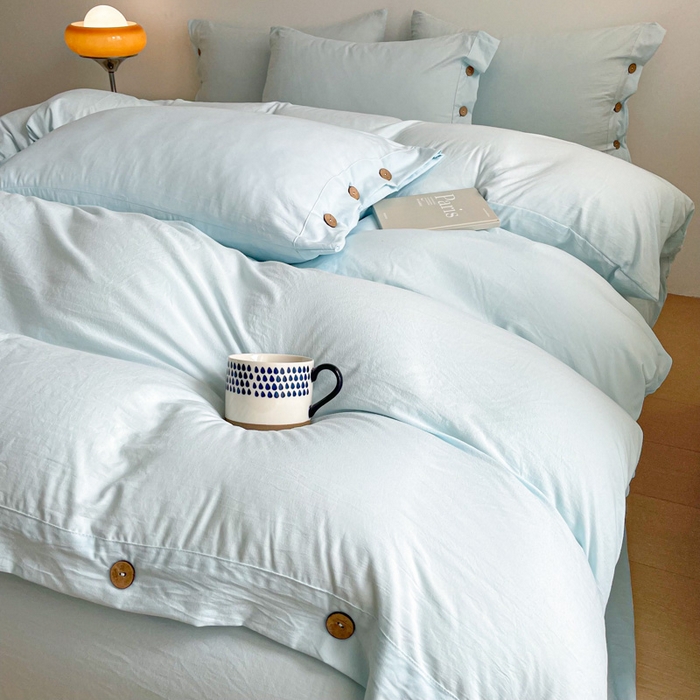 91家纺网 家纺一手货源 找家纺 库里梦家纺 2025新款水洗棉纽扣四件套学生季A类简约纯色无印风四件套 纽扣浅蓝