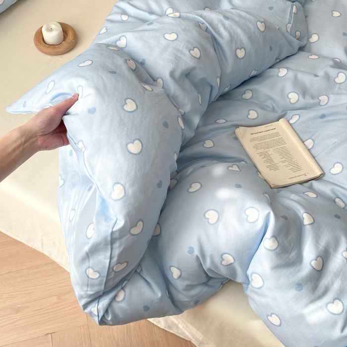 91家纺网 家纺一手货源 找家纺 2025新款A类母婴级有氧全棉纯棉双层纱纯棉印花四件套 场景一 梦幻爱心