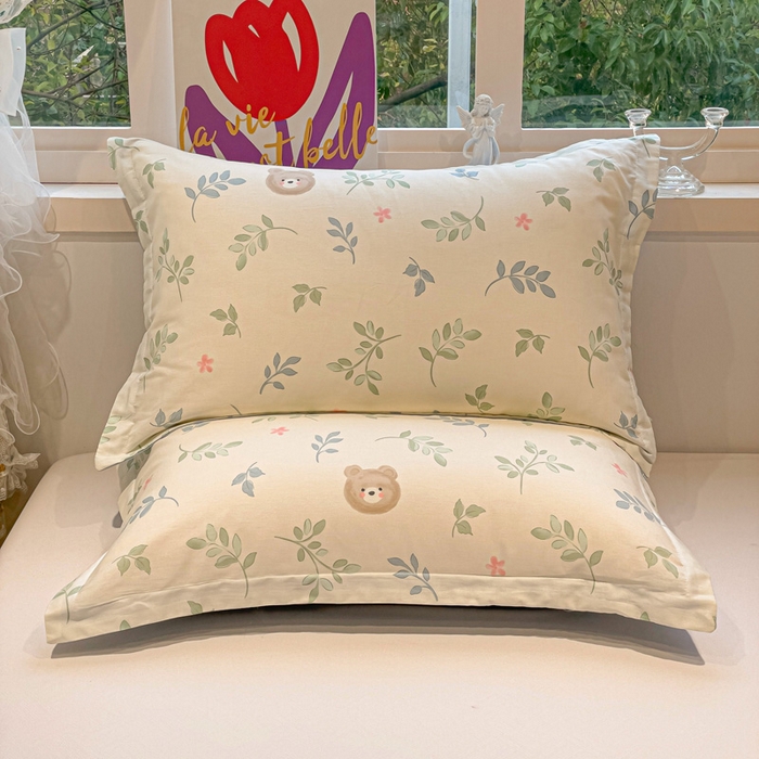 91家纺网 家纺一手货源 找家纺 2025春夏新款全棉花卉系列印花单枕套 叶中萌熊