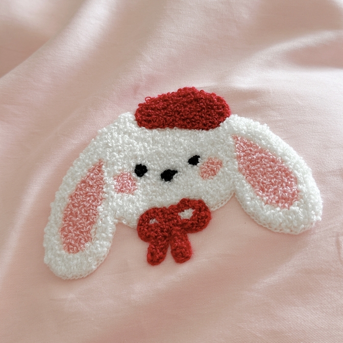 91家纺网 家纺一手货源 找家纺 美乐迪家纺 2025新款全棉毛巾绣四件套 苹果兔