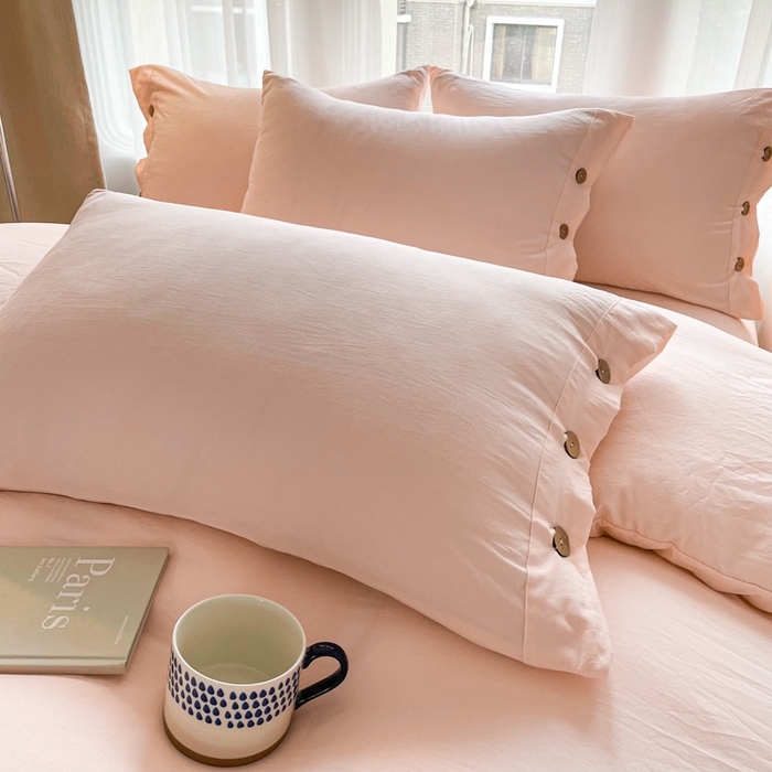 91家纺网 家纺一手货源 找家纺 库里梦家纺 2025新款水洗棉纽扣四件套学生季A类简约纯色无印风四件套 纽扣少女粉