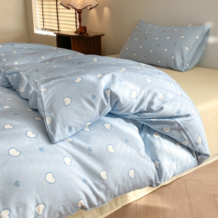 91家纺网 家纺一手货源 找家纺 2025新款A类母婴级有氧全棉纯棉双层纱纯棉印花四件套 场景一 梦幻爱心