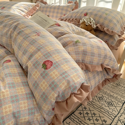 91家纺网 家纺一手货源 找家纺 韩都2025黑花边双层纱水洗针织棉韩版公主风四件套 草莓地方